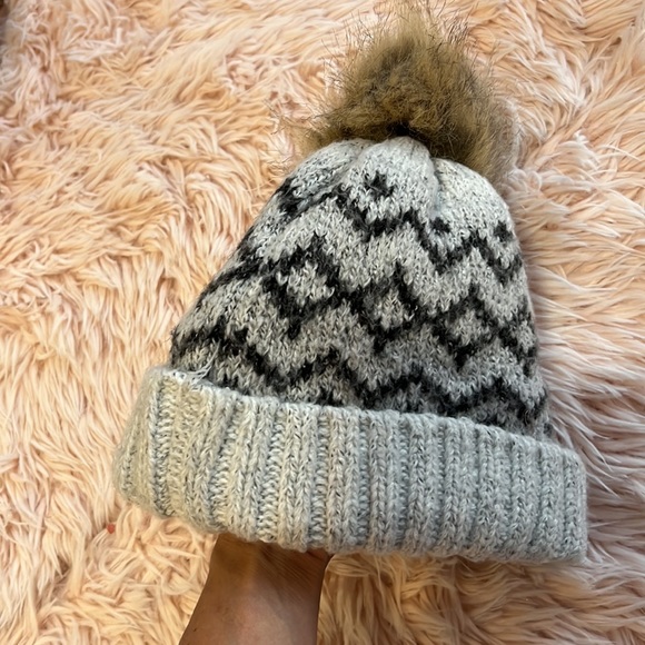 Grey knit winter toque 😍 - Picture 4 of 7